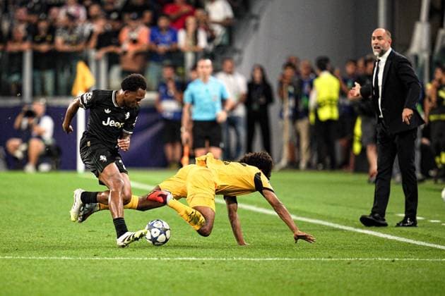 Juventus Lois Openda fights for the ball with Dortmund s Karim Adeyemi during the Uefa Champions League soccer match, between Juventus and Borussia Dortmund at the Allianz Stadium in Turin, north west Italy - Tuesday, September 16, 2025. - Soccer  Copyright: xMarcoxAlpozzi LaPressex