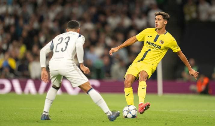 Tottenham Hotspur v Villarreal CF UEFA Champions League Sergi Cardona of Villarreal CF passes the ball during the UEFA Champions League League Phase match at Tottenham Hotspur Stadium, London UK Newspapers OUT Copyright: xGraemexWilcocksonx FIL-22234-0055