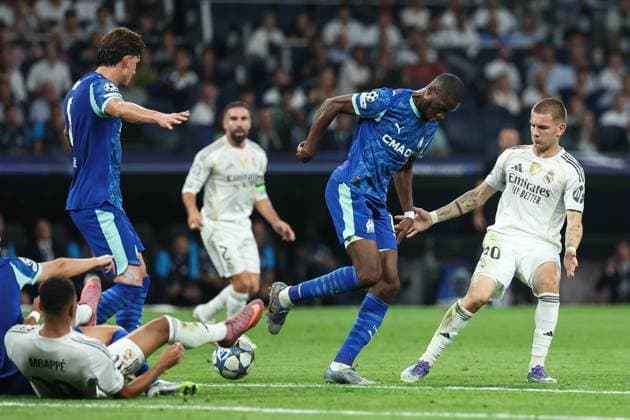 September 16, 2025, Madrid, Madrid, Spain: Geoffrey Kondogbia of Olympique de Marseille and Franco Mastantuono of Real Madrid CF in action during the UEFA Champions League 2025 26 League Phase MD1 match between Real Madrid C.F. and Olympique de Marseille at Estadio Santiago Bernabeu on September 16, 2025 in Madrid, Spain. Madrid Spain - ZUMAa181 20250916_zaa_a181_137 Copyright: xIrinaxR.xHipolitox