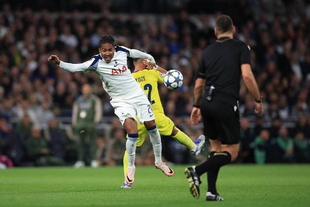 Tottenham Hotspur v Villareal CF Champions League 16 09 2025. Tottenham Hotspur Defender Djed Spence (24) Under Pressure from Villarreal Club de Futbol Forward Ayoze PÃ rez (22) during the Champions League match between Tottenham Hotspur and Villareal CF at Tottenham Hotspur Stadium, London, United Kingdom on 16 September 2025. London Tottenham Hotspur Stadium London United Kingdom Editorial use only , Copyright: xChrisxFoxwellx PSI-22827-0028