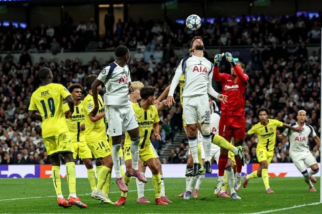 UEFA Champions League League Stage Tottenham Hotspur v Villarreal Luiz Junior of Villarreal punches the ball away during the UEFA Champions League match Tottenham Hotspur vs Villarreal at Tottenham Hotspur Stadium, London, United Kingdom, 16th September 2025 (Photo by Mark Cosgrove News Images) London Tottenham Hotspur Stadium United Kingdom Copyright: xMarkxCosgrove NewsxImagesx