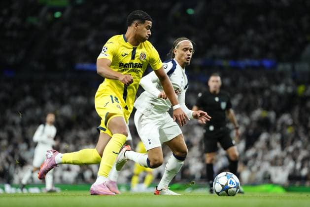Tottenham Hotspur v Villarreal CF - UEFA Champions League LONDON, UNITED KINGDOM - SEPTEMBER 16: Santiago Mourino (front) of Villarreal and Xavi Simons (rear) of Tottenham compete for the ball during the UEFA Champions League football match between Tottenham Hotspur and Villarreal CF at Tottenham Hotspur Stadium on September 16, 2025 in London, United Kingdom. Jose Hernandez Anadolu London United Kingdom. Editorial use only. Please get in touch for any other usage.  Copyright: x2025xAnadoluxJosexHernandezx
