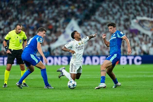 Rodrygo of Real Madrid CF battles for the ball with Matt ORiley and Benjamin Pavard of Olympique de Marseille during the UEFA Champions League match between Real Madrid CF and Olimpique Marsella, on September 16, 2025 - 16 09 2025 - Spain Madrid Madrid -  LGMx xLexPictorium LePictorium_0314539