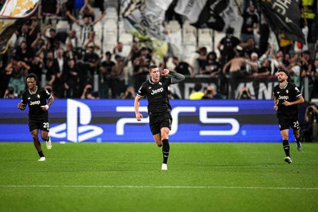 Juventus Dusan Vlahovic celebrates after scoring the 2-2 goal for his team during the Uefa Champions League soccer match, between Juventus and Borussia Dortmund at the Allianz Stadium in Turin, north west Italy - Tuesday, September 16, 2025. - Soccer  Copyright: xMarcoxAlpozzi LaPressex
