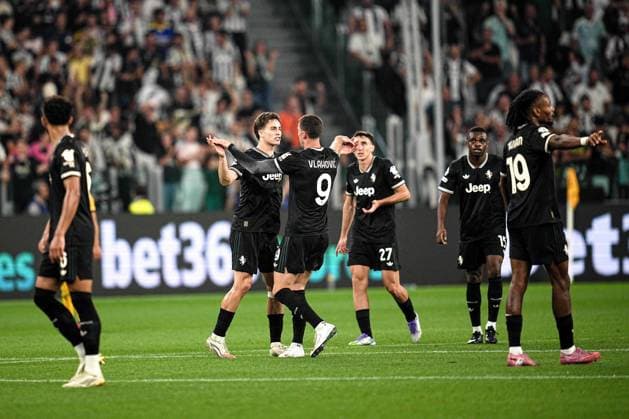 Juventus Dusan Vlahovic celebrates after scoring the 2-2 goal for his team during the Uefa Champions League soccer match, between Juventus and Borussia Dortmund at the Allianz Stadium in Turin, north west Italy - Tuesday, September 16, 2025. - Soccer  Copyright: xMarcoxAlpozzi LaPressex