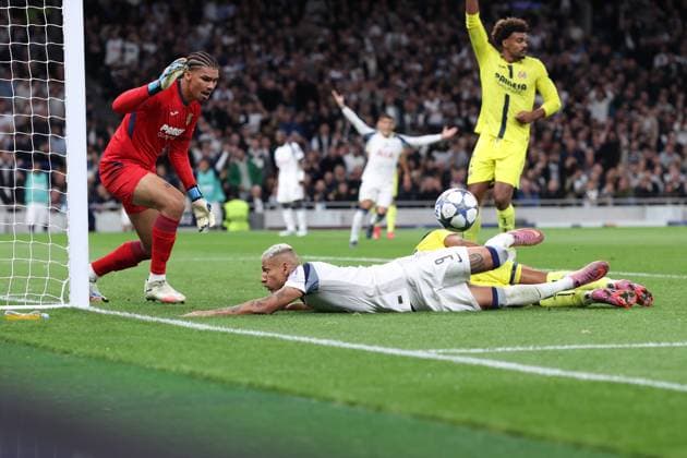 Tottenham Hotspur gegen Villarreal 16. September 2025, London UEFA Champions League Fußball Tottenham Hotspur gegen Villarreal Villarreal-Torwart Luiz Junior sieht zu, wie Richarlison von Tottenham Hotspur im Torraum landet Foto Charlotte Wilson Abseits London UK  Copyright: xCharlottexWilsonx xOffsidexOffside