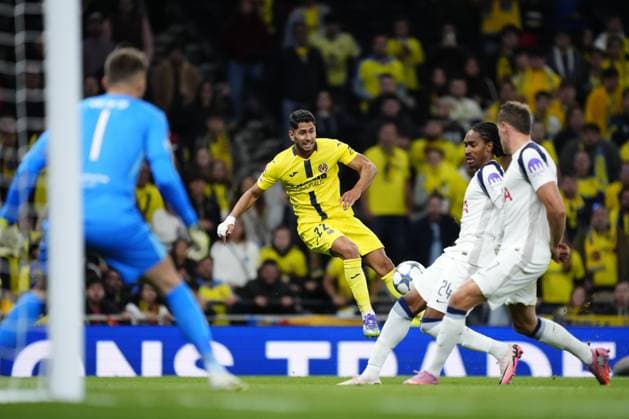 Tottenham Hotspur v Villarreal CF - UEFA Champions League LONDON, UNITED KINGDOM - SEPTEMBER 16: Ayoze Perez left winger of Villarreal shooting to goal during the UEFA Champions League 2025 26 League Phase MD1 match between Tottenham Hotspur and Villarreal CF at Tottenham Hotspur Stadium on September 16, 2025 in London, England. Jose Hernandez Anadolu London United Kingdom. Editorial use only. Please get in touch for any other usage.  Copyright: x2025xAnadoluxJosexHernandezx