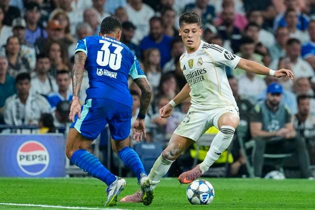 Arda Guler of Real Madrid CF battles for the ball with Emerson of Olympique de Marseille during the UEFA Champions League match between Real Madrid CF and Olimpique Marsella, on September 16, 2025 - 16 09 2025 - Spain Madrid Madrid -  LGMx xLexPictorium LePictorium_0314580
