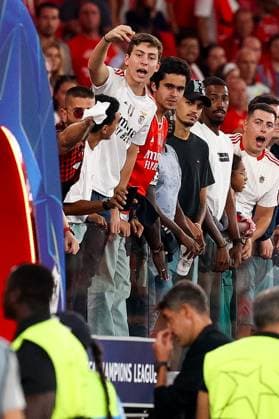 SL Benfica v Qarabag Futbol Klubu - UEFA Champions League 2025 2026 Adeptos demonstram lencos brancos a Treinador portugues do SL Benfica Bruno Lage durante a partida entre SL Benfica v Qarabag Futbol Klubu, valida pela UEFA Champions League 2025 2026 no Estadio da Luz, Portugal (Foto de Diogo Faria Reis Avant Sports) Lisboa Estadio da Luz Portugal Copyright: xDiogoxFariaxReis AvantxSportsx