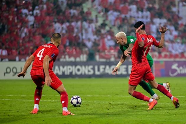 AFC Champions League: Shabab Al-Ahli v Tractor DUBAI, UNITED ARAB EMIRATES - SEPTEMBER 16: Reza Ghandipour (17) of Shabab Al-Ahli in action during the AFC Champions League match between Shabab Al-Ahli and Tractor at Rashid Stadium in Dubai, United Arab Emirates on September 16, 2025. Waleed Zein Anadolu Dubai United Arab Emirates. Editorial use only. Please get in touch for any other usage.  Copyright: x2025xAnadoluxWaleedxZeinx