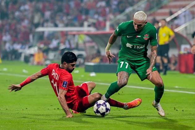 AFC Champions League: Shabab Al-Ahli v Tractor DUBAI, UNITED ARAB EMIRATES - SEPTEMBER 16: Reza Ghandipour (17) of Shabab Al-Ahli in action during the AFC Champions League match between Shabab Al-Ahli and Tractor at Rashid Stadium in Dubai, United Arab Emirates on September 16, 2025. Waleed Zein Anadolu Dubai United Arab Emirates. Editorial use only. Please get in touch for any other usage.  Copyright: x2025xAnadoluxWaleedxZeinx