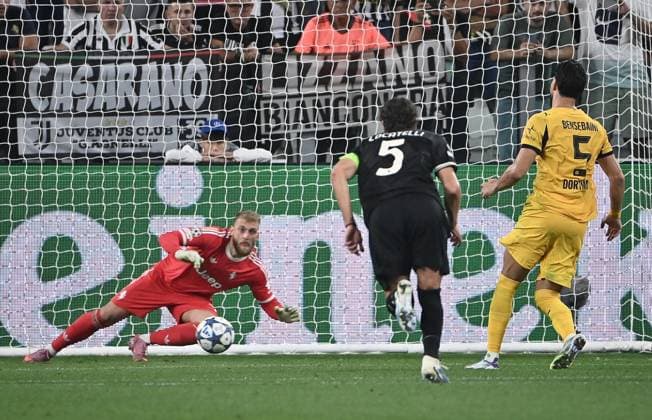 Juventus v Borussia Dortmund - UEFA Champions League TURIN, ITALY, SEPTEMBER 16: Borussia Dortmund s Ramy Bensebaini (R) scores a penalty kicks his team s fourth goal during the League phase UEFA Champions League football match between Juventus and Borussia Dortmund at the Juventus Stadium in Turin, Italy, on September 16, 2025. Isabella Bonotto Anadolu Turin Italy. Editorial use only. Please get in touch for any other usage.  Copyright: x2025xAnadoluxIsabellaxBonottox