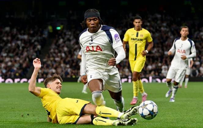 Tottenham Hotspur V Villareal , UEFA Champions League. Destiny Udogie (Spurs) is tackled by Juan Foyth (Villarreal) during the Tottenham Hotspur V Villareal UEFA Champions League, League stage match at the Tottenham Hotspur Stadium, London. Tottenham Tottenham Hotspur Stadium UK Copyright: xMartinxDaltonx Spurs_Viillarreal_160925_MD_034