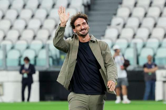 Expert Mats Hummels Amazon Prime cheers in front of the Borussia Dortmund fan block after the match, UEFA Champions League 2025 26 League Phase MD1, Juventus v Borussia Dortmund, Juventus Stadium on September 16, 2025 in Turin, Italy Photo by Marco Steinbrenner DeFodi Images Expert Mats Hummels Amazon Prime cheers in front of the Borussia Dortmund fan block after the match, UEFA Champions League 2025 26 League Phase MD1, Juventus v Borussia Dortmund, Juventus Stadium, September 16, 2025 in Turin, Italy Photo by Marco Steinbrenner DeFodi Images