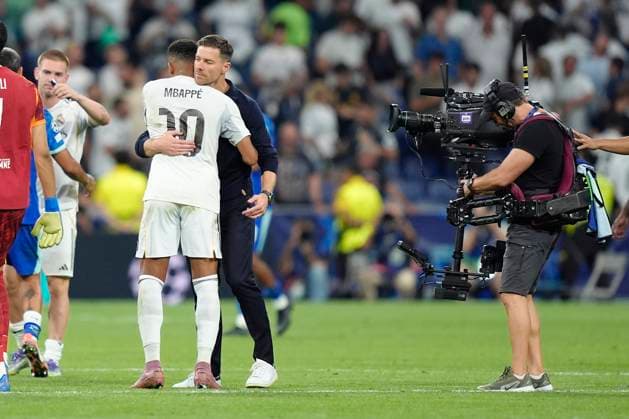 September 16, 2025, Madrid, Spain: Xabi Alonso, Head Coach of Real Madrid CF, congratulates Kylian MbappÃ of Real Madrid CF after the UEFA Champions League match between Real Madrid CF and Olympique de Marseille at the Santiago BernabÃ u. Final Score; Real Madrid 2 - 1 Olympique de Marseille Madrid Spain - ZUMAs197 20250916_aaa_s197_355 Copyright: xGokhanxTanerx