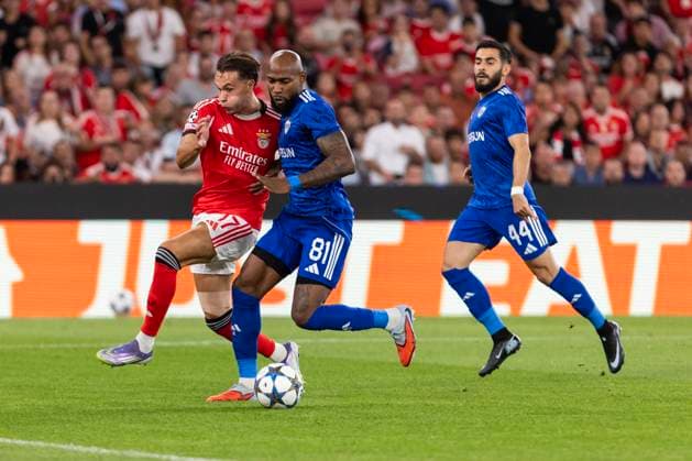 SL Benfica vs Qarabag FK in Lisbon, Portugal - 16 Sep 2025 Amar Dedic (L) of SL Benfica and Kevin Medina (R) of Qarabag FK seen in action during the UEFA Champions League Matchday 1 between SL Benfica and Qarabag FK at Estadio da Luz Stadium. Final score SL Benfica 2 : 3 Qarabag FK Lisbon Portugal Copyright: xHugoxAmaralx xSOPAxImagesx benfica_qarabag_lisbon_champions_league10