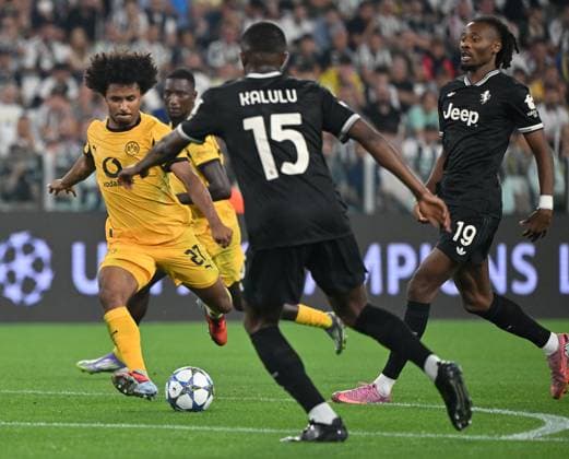 (250917) -- TURIN, Sept. 17, 2025 -- Dortmund s Karim Adeyemi (L) shoots to score during the first round match of UEFA Champions League between Juventus and Borussia Dortmund in Turin, Italy, Sept. 16, 2025. (SP)ITALY-TURIN-FOOTBALL-UEFA CHAMPIONS LEAGUE-JUVENTUS VS DORTMUND LixJing 