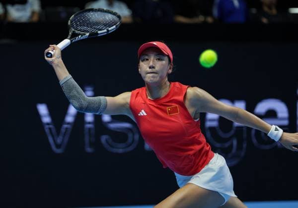 (250917) -- SHENZHEN, Sept. 17, 2025 -- Wang Xinyu of China hits a return during the women s singles match against Jasmine Paolini of Italy in the quarterfinal between China and Italy at the 2025 Billie Jean King Cup Finals in Shenzhen, south China s Guangdong Province, Sept. 16, 2025. ) (SP)CHINA-SHENZHEN-TENNIS-BILLIE JEAN KING CUP-CHINA VS ITALY (CN) MaoxSiqian 