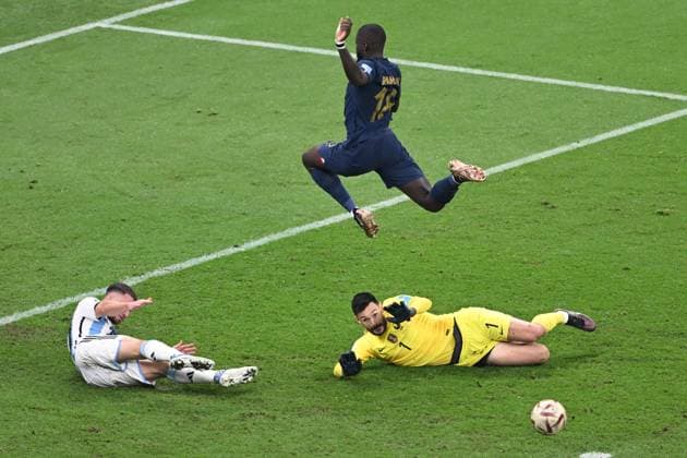 Argentina v France: Final - FIFA World Cup, WM, Weltmeisterschaft, Fussball Qatar 2022 LUSAIL CITY, QATAR - DECEMBER 18: Hugo Lloris (1) of France in action during the FIFA World Cup Qatar 2022 Final match between Argentina and France at Lusail Stadium on December 18, 2022 in Lusail City, Qatar. Qatar World. Editorial use only. Please get in touch for any other usage.  Copyright: x2025xAnadoluxErcinxErtürkx