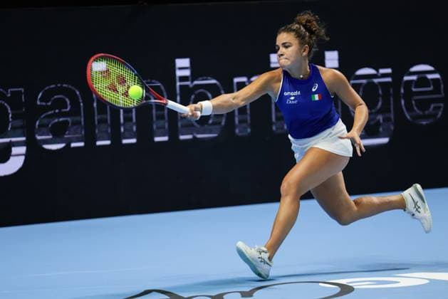 (250917) -- SHENZHEN, Sept. 17, 2025 -- Jasmine Paolini of Italy hits a return during the women s singles match against Wang Xinyu of China in the quarterfinal between China and Italy at the 2025 Billie Jean King Cup Finals in Shenzhen, south China s Guangdong Province, Sept. 16, 2025. ) (SP)CHINA-SHENZHEN-TENNIS-BILLIE JEAN KING CUP-CHINA VS ITALY (CN) MaoxSiqian 