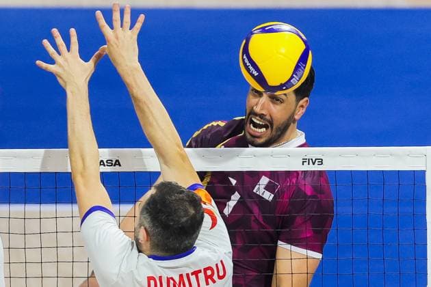 (250917) -- QUEZON CITY, Sept. 17, 2025 -- Youssef Oughlaf (back) of Qatar competes against Claudiu Florentin Dumitru of Romania during the pool B match between Qatar and Romania at the FIVB Men s World Championship, WM, Weltmeisterschaft 2025 in Quezon City, the Philippines, on Sept. 17, 2025. ) (SP)THE PHILIPPINES-QUEZON CITY-VOLLEYBALL-FIVB MEN S WORLD CHAMPIONSHIP 2025-ROU VS QAT RouellexUmali 