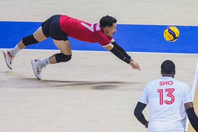 (250917) -- QUEZON CITY, Sept. 17, 2025 -- Landon Currie (back) of Canada tries to save the ball during the pool G match between T¨¹rkiye and Canada at the FIVB Men s World Championship, WM, Weltmeisterschaft 2025 in Quezon City, the Philippines, on Sept. 17, 2025. ) (SP)THE PHILIPPINES-QUEZON CITY-FIVB MEN S WORLD CHAMPIONSHIP 2025-CAN VS TUR RouellexUmali 