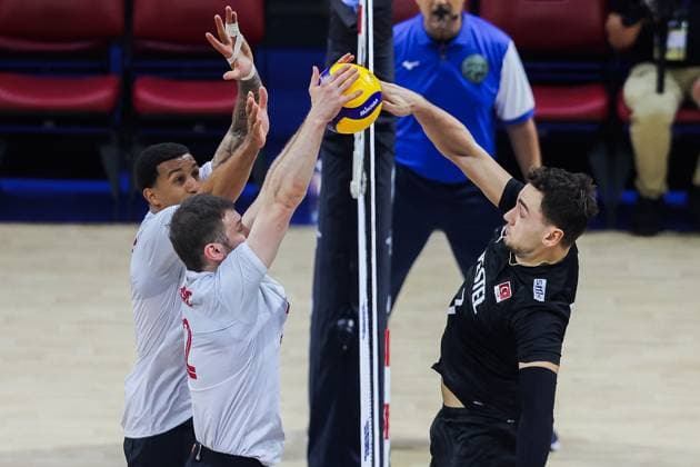 (250917) -- QUEZON CITY, Sept. 17, 2025 -- Bedirhan Bulbul (R) of T¨¹rkiye spikes the ball during the pool G match between T¨¹rkiye and Canada at the FIVB Men s World Championship, WM, Weltmeisterschaft 2025 in Quezon City, the Philippines, on Sept. 17, 2025. ) (SP)THE PHILIPPINES-QUEZON CITY-FIVB MEN S WORLD CHAMPIONSHIP 2025-CAN VS TUR RouellexUmali 