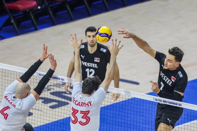 (250917) -- QUEZON CITY, Sept. 17, 2025 -- Bedirhan Bulbul (back R) of T¨¹rkiye spikes the ball during the pool G match between T¨¹rkiye and Canada at the FIVB Men s World Championship, WM, Weltmeisterschaft 2025 in Quezon City, the Philippines, on Sept. 17, 2025. ) (SP)THE PHILIPPINES-QUEZON CITY-FIVB MEN S WORLD CHAMPIONSHIP 2025-CAN VS TUR RouellexUmali 