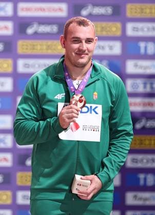 (250917) -- TOKYO, Sept. 17, 2025 -- Bronze medalist Bence Halasz of Hungary poses during the men s hammer throw awarding ceremony at the 2025 World Athletics Championships in Tokyo, Japan, Sept. 17, 2025. ) (SP)JAPAN-TOKYO-ATHLETICS-WORLD ATHLETICS CHAMPIONSHIPS-MEN S HAMMER THROW-AWARDING CEREMONY JiaxHaocheng 