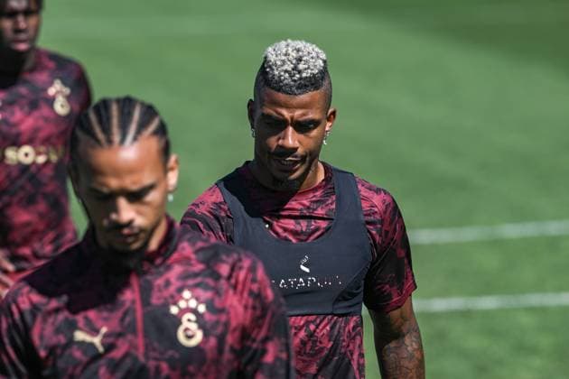 Ahead of UEFA Champions League: Eintracht Frankfurt v Galatasaray ISTANBUL, TURKIYE - SEPTEMBER 17: Leroy Sane (L) and Mario Lemina (R) of Galatasaray attend training session at Metin Oktay Facilities in Istanbul, Turkiye on September 17, 2025, ahead of UEFA Champions League football match between Eintracht Frankfurt and Galatasaray to be held at Deutsche Bank Park, in Frankfurt, Germany. Abdullah Guclu Anadolu Istanbul Turkey. Editorial use only. Please get in touch for any other usage.  Copyright: x2025xAnadoluxAbdullahxGuclux