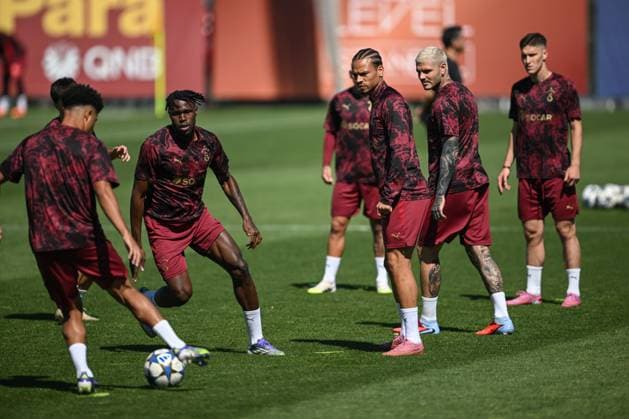 Ahead of UEFA Champions League: Eintracht Frankfurt v Galatasaray ISTANBUL, TURKIYE - SEPTEMBER 17: Mauro Icardi (2nd R), Leroy Sane (3rd L) and Wilfried Singo (2nd L) of Galatasaray attend training session at Metin Oktay Facilities in Istanbul, Turkiye on September 17, 2025, ahead of UEFA Champions League football match between Eintracht Frankfurt and Galatasaray to be held at Deutsche Bank Park, in Frankfurt, Germany. Abdullah Guclu Anadolu Istanbul Turkey. Editorial use only. Please get in touch for any other usage.  Copyright: x2025xAnadoluxAbdullahxGuclux