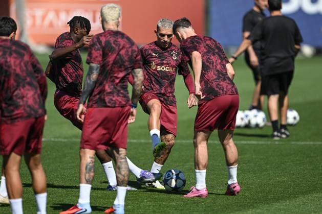 Ahead of UEFA Champions League: Eintracht Frankfurt v Galatasaray ISTANBUL, TURKIYE - SEPTEMBER 17: Lucas Toreira of Galatasaray attends training session at Metin Oktay Facilities in Istanbul, Turkiye on September 17, 2025, ahead of UEFA Champions League football match between Eintracht Frankfurt and Galatasaray to be held at Deutsche Bank Park, in Frankfurt, Germany. Abdullah Guclu Anadolu Istanbul Turkey. Editorial use only. Please get in touch for any other usage.  Copyright: x2025xAnadoluxAbdullahxGuclux