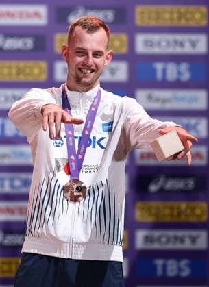 (250917) -- TOKYO, Sept. 17, 2025 -- Bronze medalist Jan Stefela of the Czech Republic is seen during the men s high jump awarding ceremony at the 2025 World Athletics Championships in Tokyo, Japan, Sept. 17, 2025. ) (SP)JAPAN-TOKYO-ATHLETICS-WORLD ATHLETICS CHAMPIONSHIPS-MEN S HIGH JUMP-AWARDING CEREMONY JiaxHaocheng 