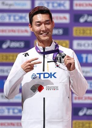(250917) -- TOKYO, Sept. 17, 2025 -- Silver medalist Woo Sanghyeok of South Korea is seen during the men s high jump awarding ceremony at the 2025 World Athletics Championships in Tokyo, Japan, Sept. 17, 2025. ) (SP)JAPAN-TOKYO-ATHLETICS-WORLD ATHLETICS CHAMPIONSHIPS-MEN S HIGH JUMP-AWARDING CEREMONY JiaxHaocheng 