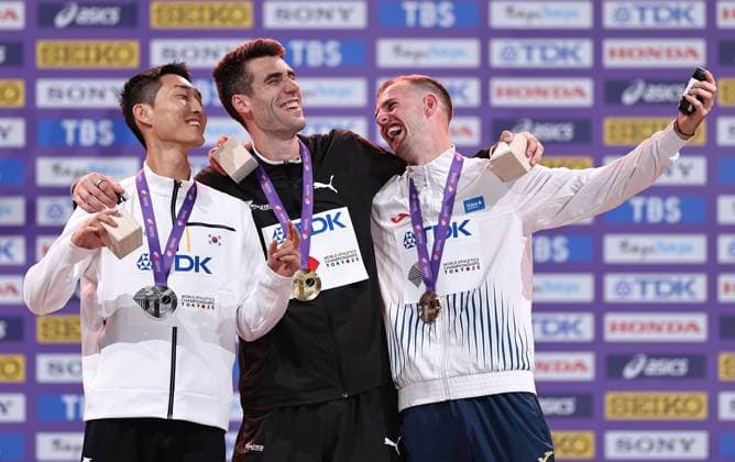 (250917) -- TOKYO, Sept. 17, 2025 -- Gold medalist Hamish Kerr (C) of New Zealand, silver medalist Woo Sanghyeok (L) of South Korea and bronze medalist Jan Stefela of the Czech Republic pose for a selfie during the men s high jump awarding ceremony at the 2025 World Athletics Championships in Tokyo, Japan, Sept. 17, 2025. ) (SP)JAPAN-TOKYO-ATHLETICS-WORLD ATHLETICS CHAMPIONSHIPS-MEN S HIGH JUMP-AWARDING CEREMONY JiaxHaocheng 
