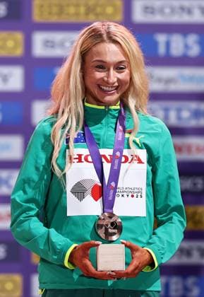 (250917) -- TOKYO, Sept. 17, 2025 -- Bronze medalist Jessica Hull of Australia poses during the women s 1500m awarding ceremony at the 2025 World Athletics Championships in Tokyo, Japan, Sept. 17, 2025. ) (SP)JAPAN-TOKYO-ATHLETICS-WORLD ATHLETICS CHAMPIONSHIPS-WOMEN S 1500M-AWARDING CEREMONY JiaxHaocheng 