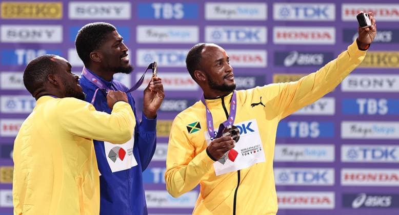 (250917) -- TOKYO, Sept. 17, 2025 -- Gold medalist Cordell Tinch (C) of The United States, silver medalist Orlando Bennett (L) of Jamaica and bronze medalist Tyler Mason of Jamaica pose for a selfie during the men s 110m hurdles awarding ceremony at the 2025 World Athletics Championships in Tokyo, Japan, Sept. 17, 2025. ) (SP)JAPAN-TOKYO-ATHLETICS-WORLD ATHLETICS CHAMPIONSHIPS-MEN S 110M HURDLES-AWARDING CEREMONY JiaxHaocheng 