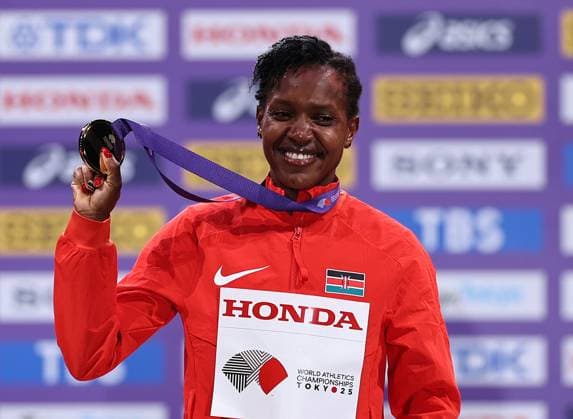 (250917) -- TOKYO, Sept. 17, 2025 -- Gold medalist Faith Kipyegon of Kenya poses during the women s 1500m awarding ceremony at the 2025 World Athletics Championships in Tokyo, Japan, Sept. 17, 2025. ) (SP)JAPAN-TOKYO-ATHLETICS-WORLD ATHLETICS CHAMPIONSHIPS-WOMEN S 1500M-AWARDING CEREMONY JiaxHaocheng 