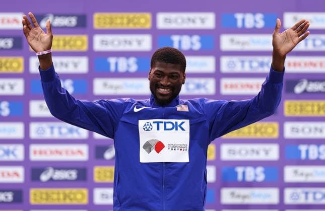 (250917) -- TOKYO, Sept. 17, 2025 -- Gold medalist Cordell Tinch of The United States is seen during the men s 110m hurdles awarding ceremony at the 2025 World Athletics Championships in Tokyo, Japan, Sept. 17, 2025. ) (SP)JAPAN-TOKYO-ATHLETICS-WORLD ATHLETICS CHAMPIONSHIPS-MEN S 110M HURDLES-AWARDING CEREMONY JiaxHaocheng 