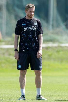 CL training session SSC Napoli Napoli s Belgian midfielder Kevin De Bruyne looks during a training session on the eve of the UEFA Champions League soccer match between Manchester City and SSC Napoli at SSC Napoli Training Center in Castelvolturno, Italy, 17 September 2025. _BPH1631 Copyright: xAntonioxBalascox