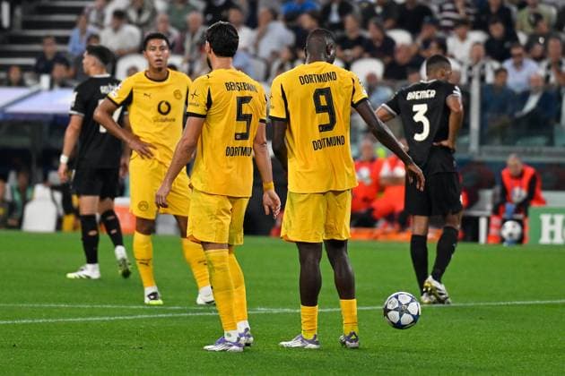 Turin, Allianz Stadium, 16 09 25, ITA, Men, UEFA Champions Leaugue, Season 2025 2026, Juventus Turin Borussia Dortmund Picture from left Ramy BENSEBAINI Dortmund and Serhou GUIRASSY Dortmund argue about the execution of the penalty kick The jersey of Serhou GUIRASSY Dortmund does not show his name on the back but twice the inscription Dortmund jersey Panne UEFA regulations prohibit any use of photographs as image sequences and or quasi video Piedmont Italy