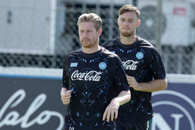 September 17, 2025, Castel Volturno, Napoli, Italy: Kevin De Bruyne of Napoli and Sam Beukema, of Napoli during a training session on the eve of the UEFA Champions League soccer match between Manchester City and SSC Napoli at SSC Napoli Training Center in Castelvolturno, Italy, 17 September 2025. Castel Volturno Italy - ZUMAl131 20250917_zsp_l131_009 Copyright: xCiroxDexLucax