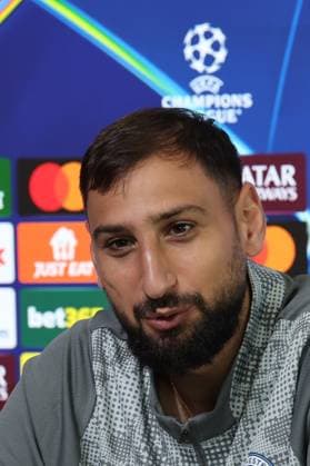 Manchester City Training Session And press conference, PK, Pressekonferenz - UEFA Champions League 2025 26 League Phase MD1 Gianluigi Donnarumma of Manchester City speaks with the media during a press conference ahead of the UEFA Champions League 2025 26 League Phase at Manchester City Football Academy in Manchester, England, on September 17, 2025. Manchester England  Copyright: xCiroxDexLucax originalFilename:deluca-gbrmanch250917_npNdq.jpg