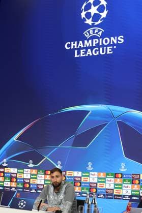 Manchester City Training Session And press conference, PK, Pressekonferenz - UEFA Champions League 2025 26 League Phase MD1 Gianluigi Donnarumma of Manchester City speaks with the media during a press conference ahead of the UEFA Champions League 2025 26 League Phase at Manchester City Football Academy in Manchester, England, on September 17, 2025. Manchester England  Copyright: xCiroxDexLucax originalFilename:deluca-gbrmanch250917_npTaC.jpg
