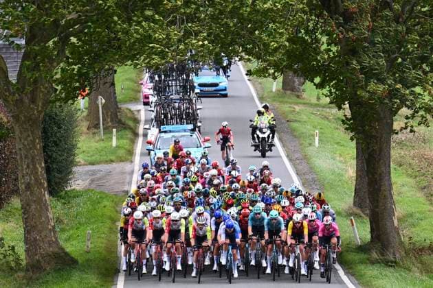 Grand Prix de Wallonie 2025 Cycling Race NAMUR, BELGIUM - SEPTEMBER 17 : illustration picture peloton during the 66th edition of Grand Prix de Wallonie an UCI ProSeries 1.Pro one day cycling road race for Men Elite of 187 km with start in Dison and finish in Citadelle de Namur on September 17, 2025 in Namur, Belgium, 17 09 2025 ( Motordriver Stefan Boone - Namur Belgium  Copyright: xVincentxKalutx
