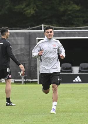 Ahead of UEFA Champions League: Eintracht Frankfurt v Galatasaray FRANKFURT, GERMANY - SEPTEMBER 17: Can Uzun of Eintracht Frankfurt attends training session at Deutsche Bank Park in Frankfurt, Germany on September 17, 2025, ahead of UEFA Champions League football match between Eintracht Frankfurt and Galatasaray. Halil Sagirkaya Anadolu Frankfurt Germany. Editorial use only. Please get in touch for any other usage.  Copyright: x2025xAnadoluxHalilxSagirkayax