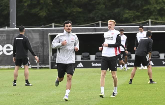 Ahead of UEFA Champions League: Eintracht Frankfurt v Galatasaray FRANKFURT, GERMANY - SEPTEMBER 17: Can Uzun (L) of Eintracht Frankfurt attends training session at Deutsche Bank Park in Frankfurt, Germany on September 17, 2025, ahead of UEFA Champions League football match between Eintracht Frankfurt and Galatasaray. Halil Sagirkaya Anadolu Frankfurt Germany. Editorial use only. Please get in touch for any other usage.  Copyright: x2025xAnadoluxHalilxSagirkayax