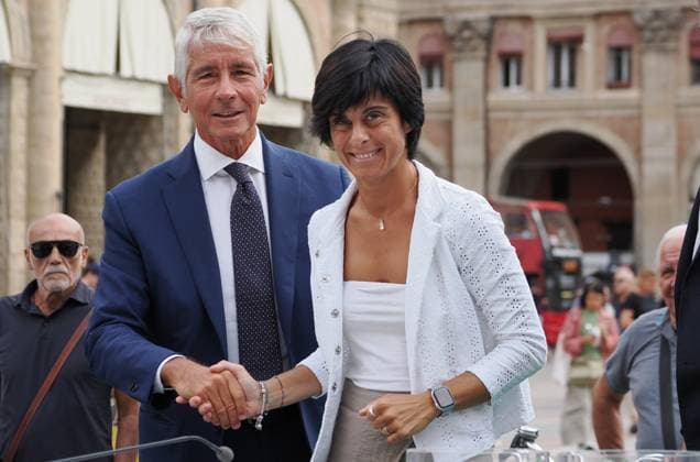 Bologna, Italia - Cronaca - 17 Settembre 2025 - sorteggio squadre per ottavi di finale coppa Davis in piazza Maggiore a Bologna - ministro allo Andrea Abodi e assessore allo sport del comune di Bologna Roberta Li Calzi - (Photo Michele Nucci LaPresse) News - Bologna, Italy - September 17, 2025 - Davis Cup Round of 16 draw in Piazza Maggiore, Bologna - (Photo Michele Nucci LaPresse)  Copyright: xMichelexNucci LaPressex