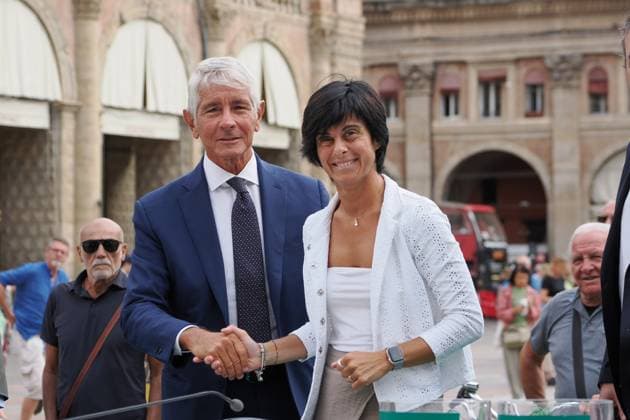 Bologna, Italia - Cronaca - 17 Settembre 2025 - sorteggio squadre per ottavi di finale coppa Davis in piazza Maggiore a Bologna - ministro allo Andrea Abodi e assessore allo sport del comune di Bologna Roberta Li Calzi - (Photo Michele Nucci LaPresse) News - Bologna, Italy - September 17, 2025 - Davis Cup Round of 16 draw in Piazza Maggiore, Bologna - (Photo Michele Nucci LaPresse)  Copyright: xMichelexNucci LaPressex