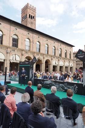 Bologna, Italia - Cronaca - 17 Settembre 2025 - sorteggio squadre per ottavi di finale coppa Davis in piazza Maggiore a Bologna - (Photo Michele Nucci LaPresse) News - Bologna, Italy - September 17, 2025 - Davis Cup Round of 16 draw in Piazza Maggiore, Bologna - (Photo Michele Nucci LaPresse)  Copyright: xMichelexNucci LaPressex
